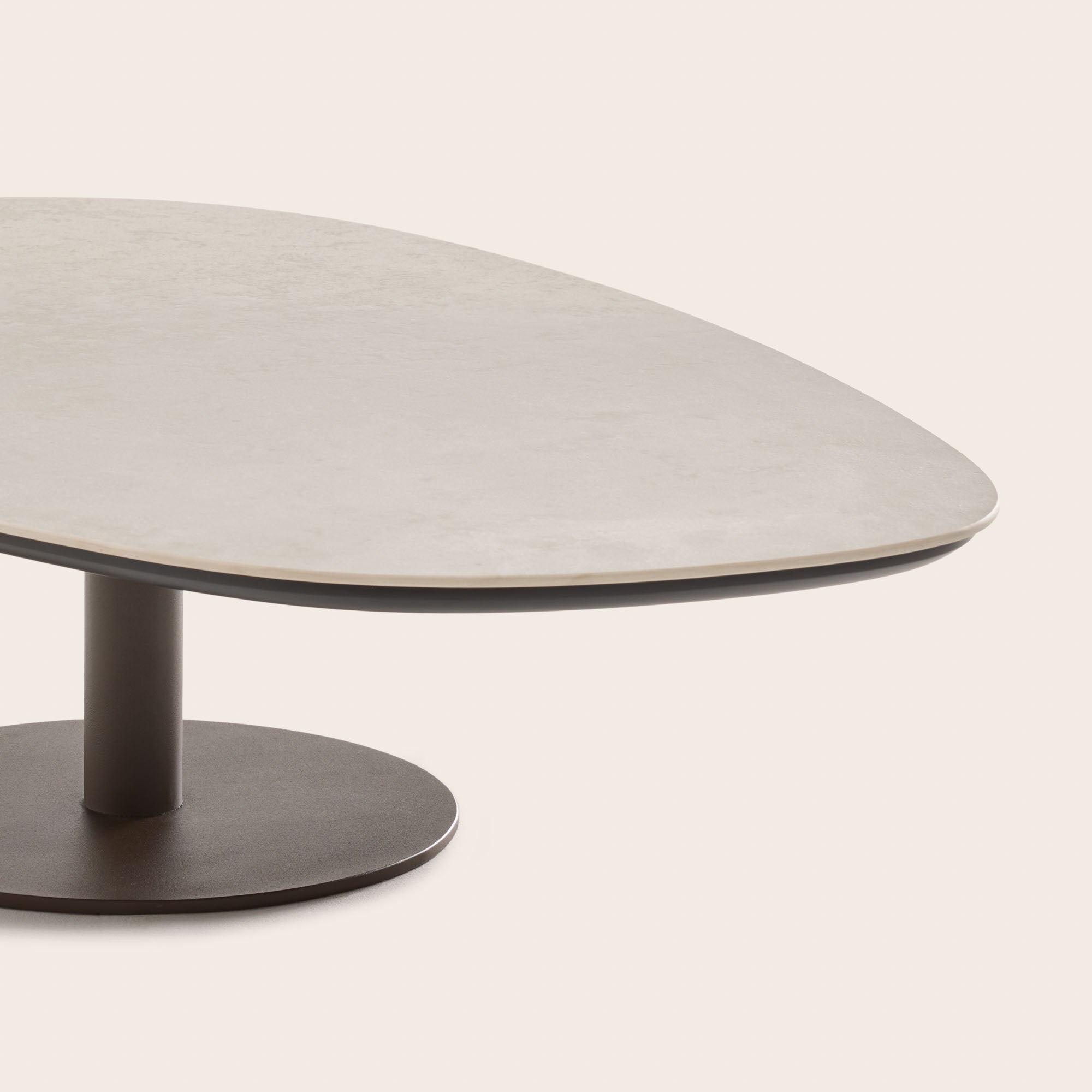 Table basse ISMERIA effet travertin et bronze