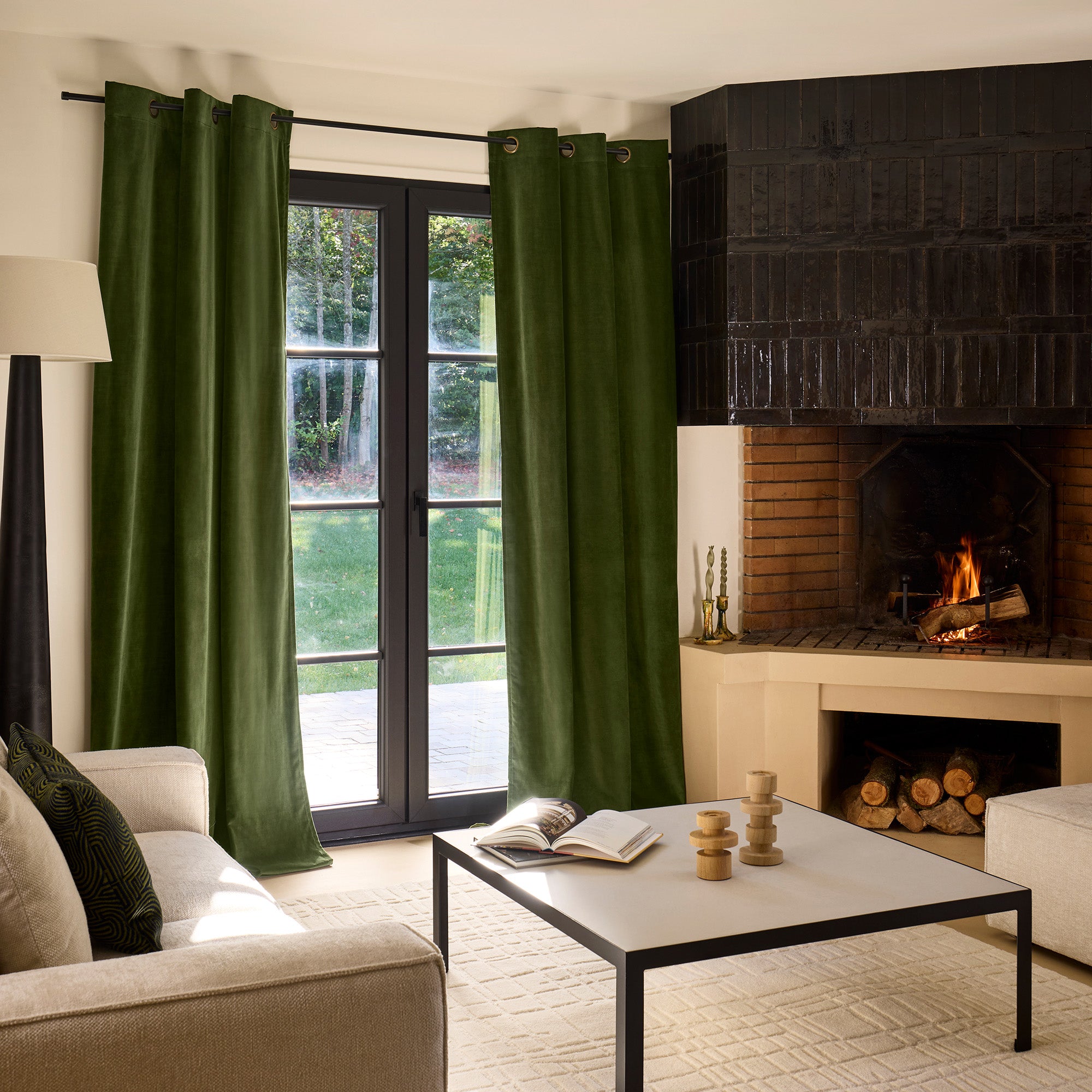 Table basse ORELIA blanc minéral et métal noir