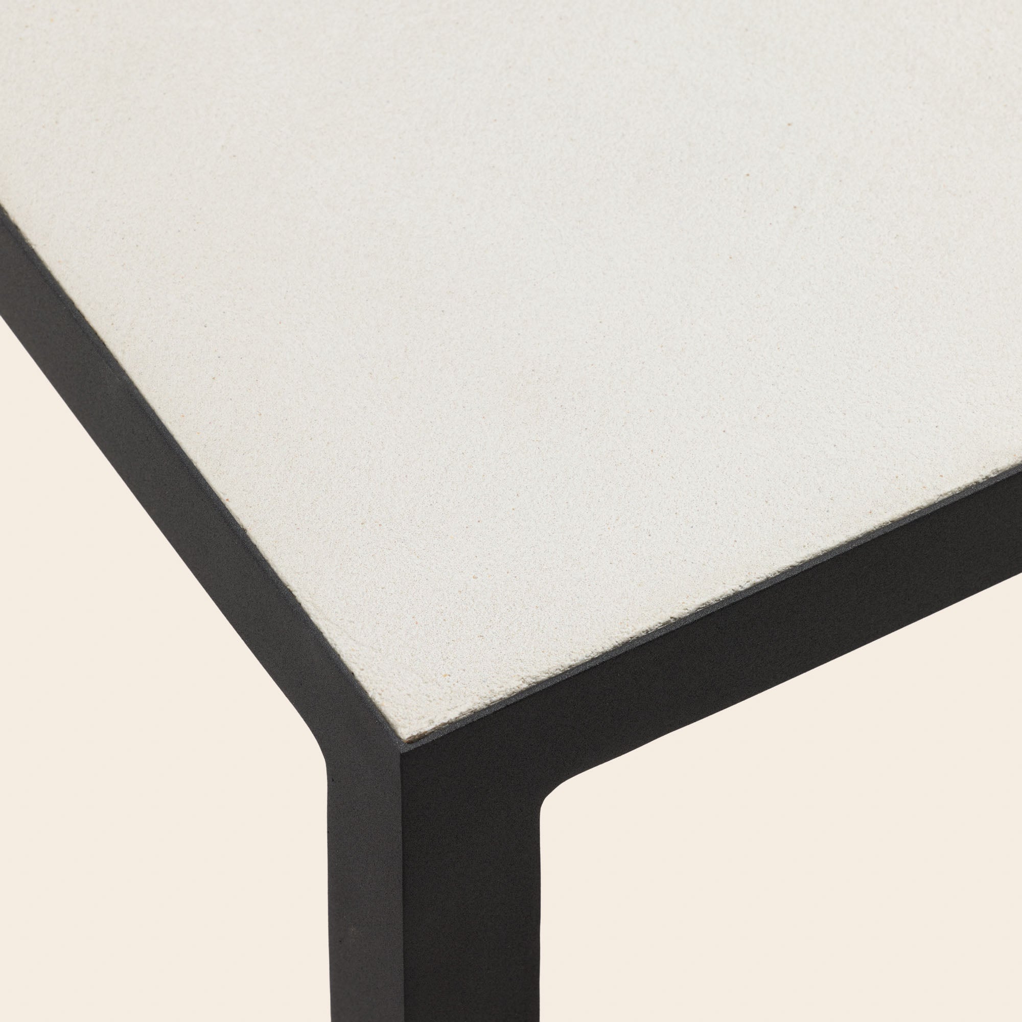 Table basse ORELIA blanc minéral et métal noir