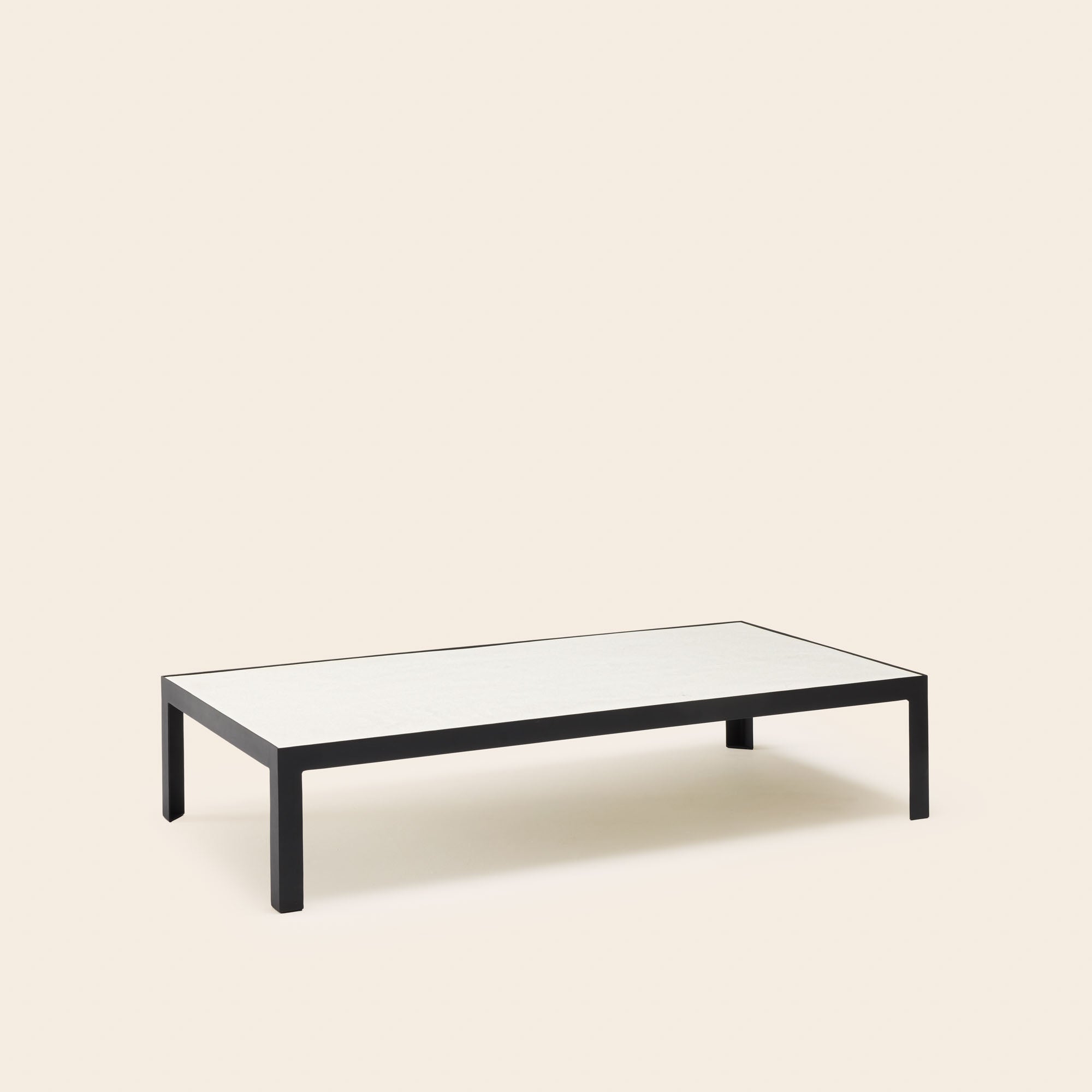 Table basse ORELIA 25cm blanc minéral et métal noir