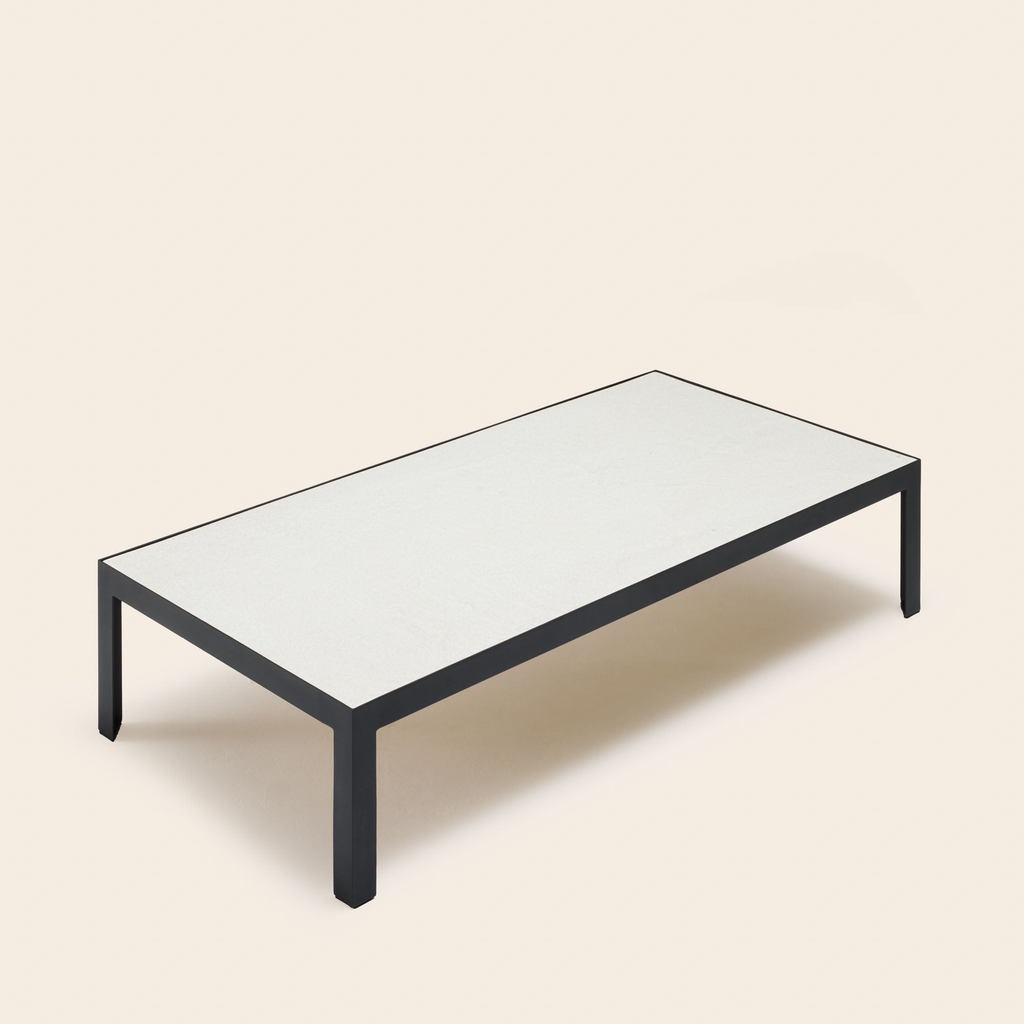 Table basse ORELIA 25cm blanc minéral et métal noir