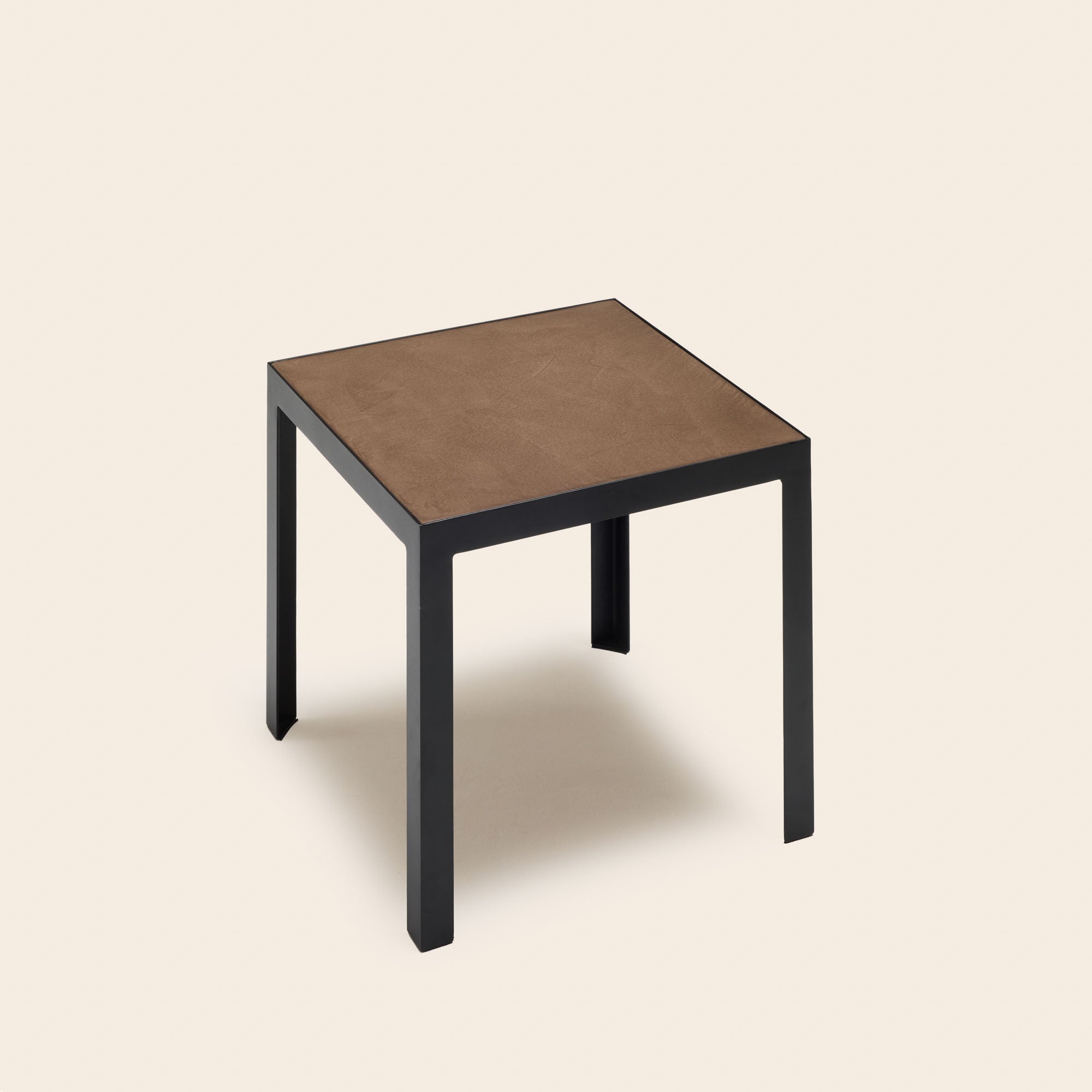 Table d'appoint ORELIA terre brune et métal noir