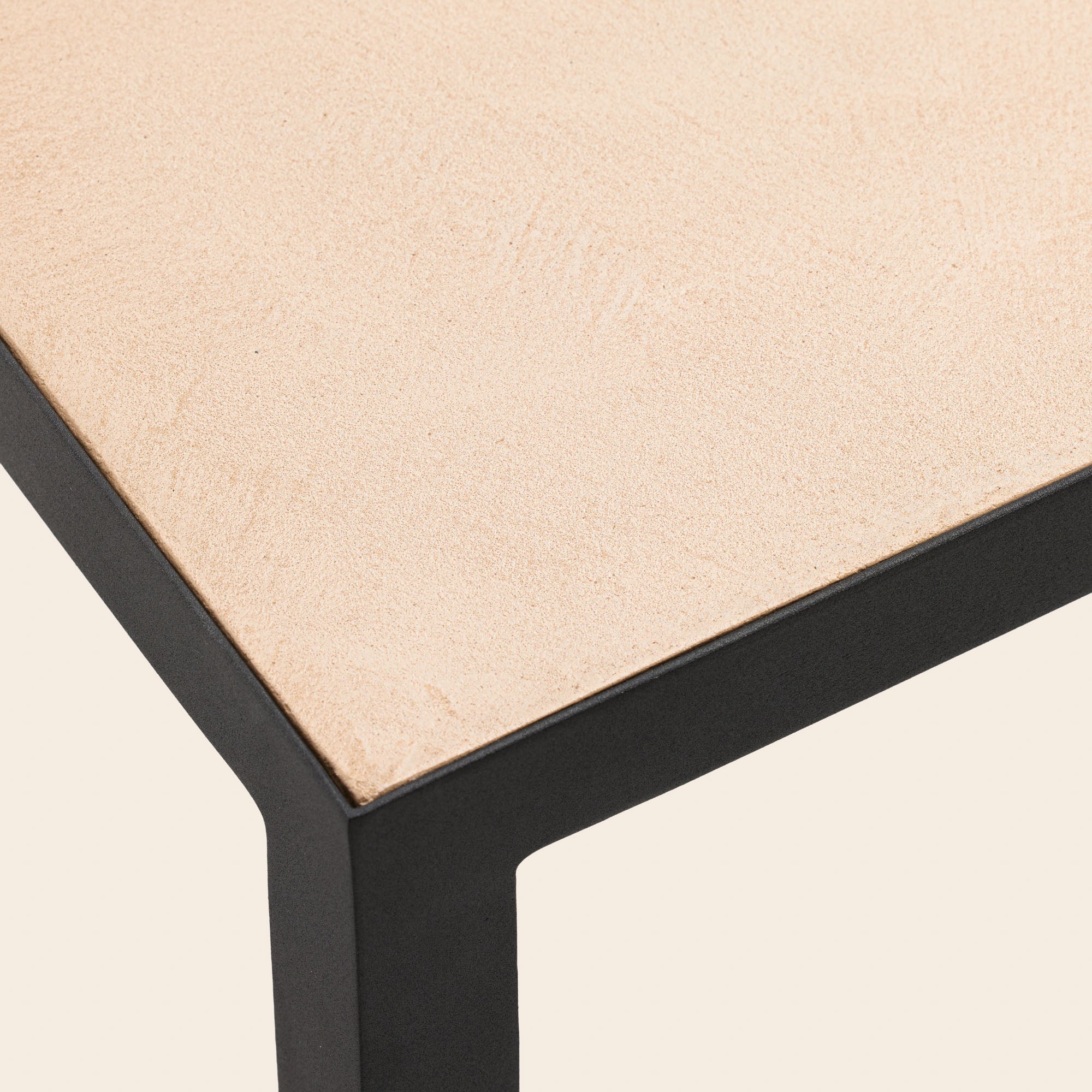 Table d'appoint ORELIA beige poudré et métal noir