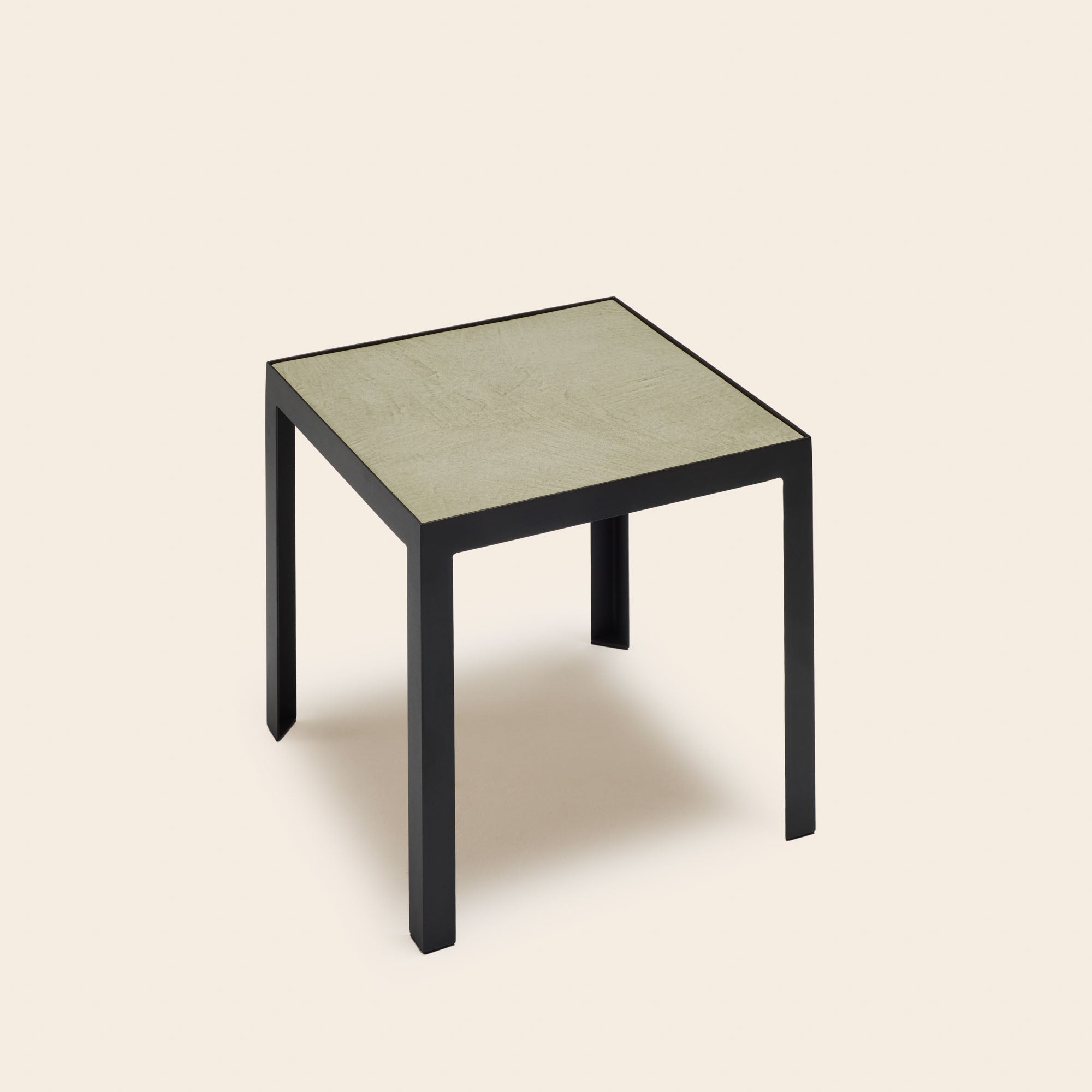 Table d'appoint ORELIA argile verte et métal noir