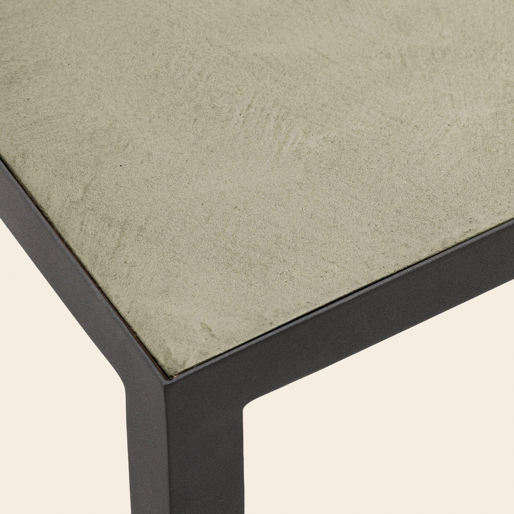 Table d'appoint ORELIA argile verte et métal noir