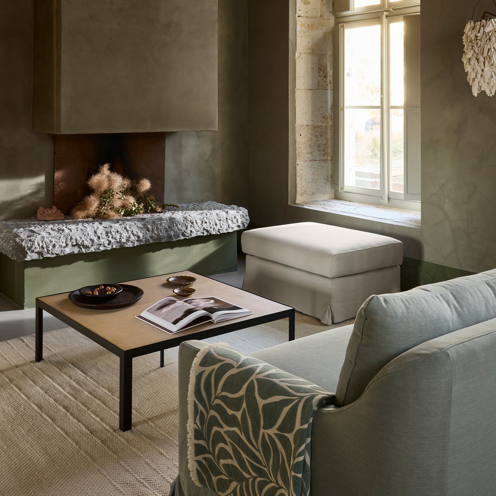 We love its discreet woven stripe in two soft tones of ivory and ecru, alternating a slight oblique flat stripe with a raised horizontal stripe. 