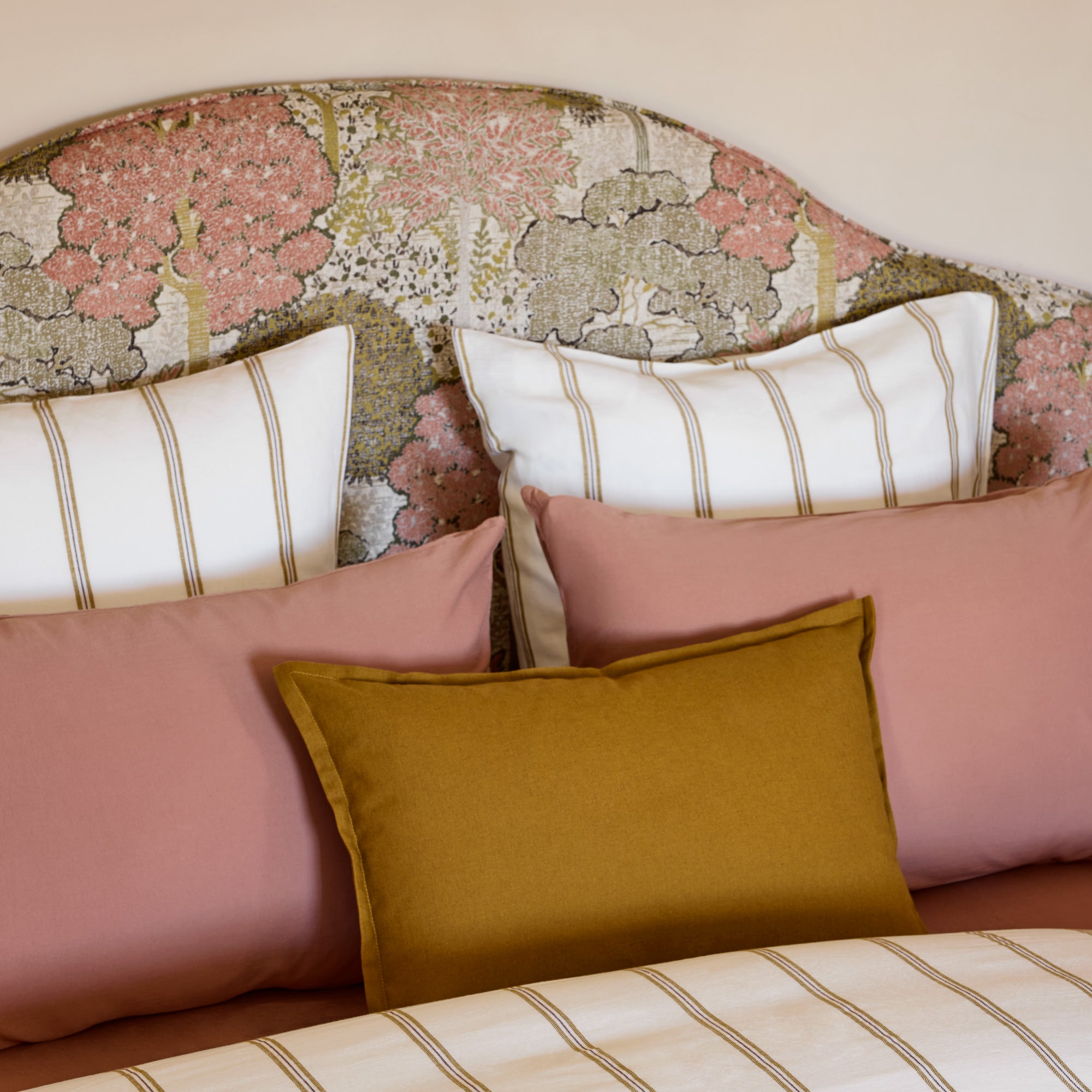 Tête de lit tapissée CEPHEE alisia naturel et rose orangé