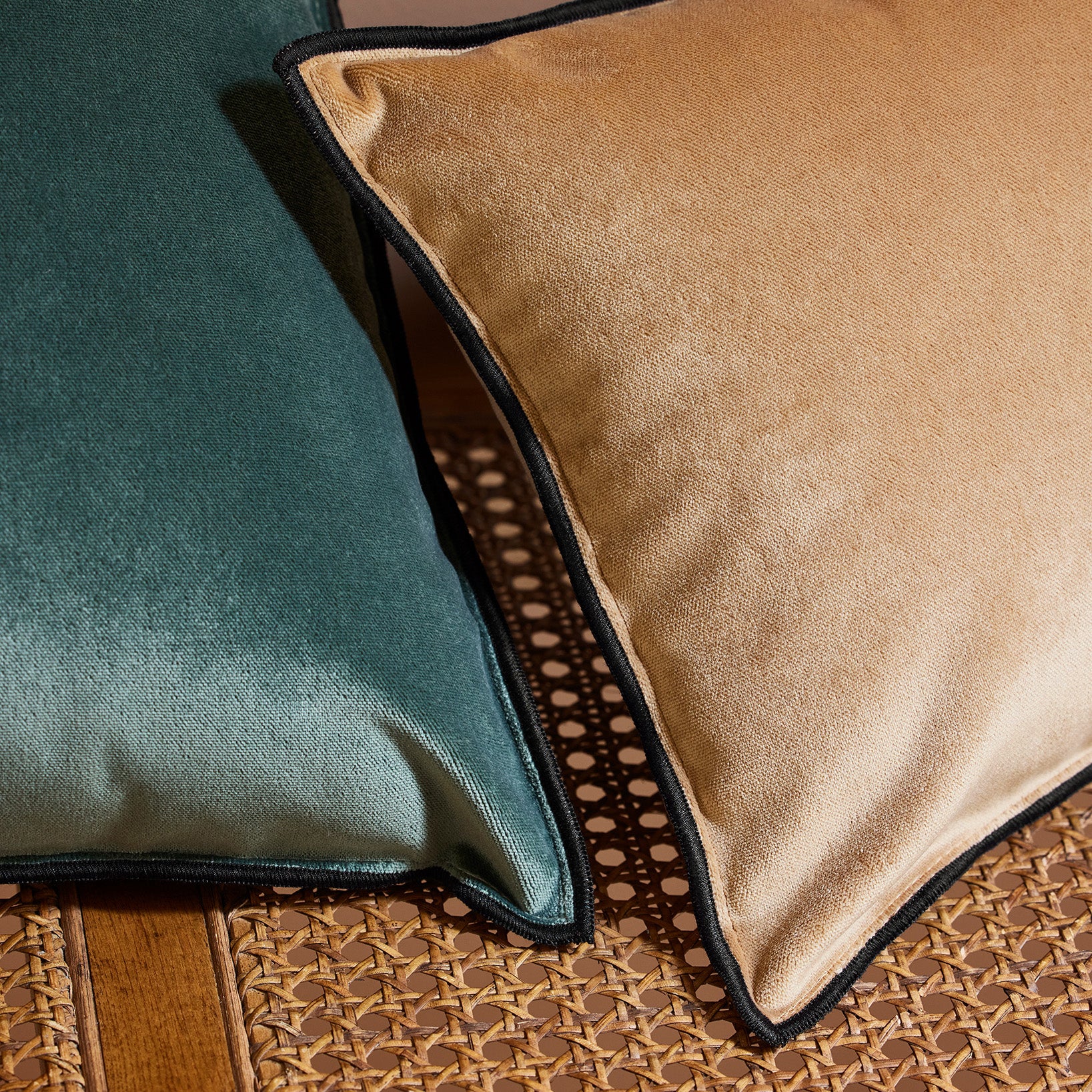 Housse de coussin DARIO camel et bourdon noir