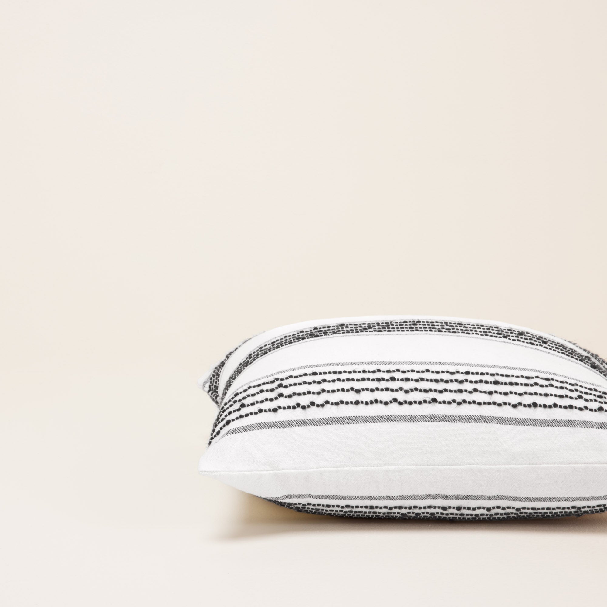 Housse de coussin MALAY blanc et noir