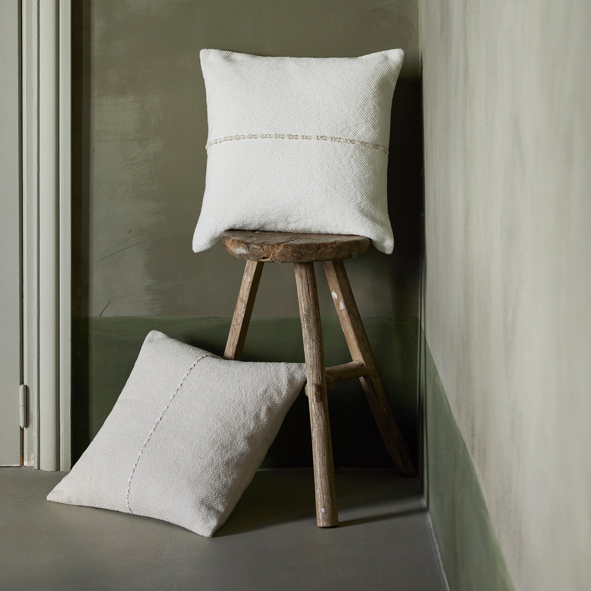 Waliss white clay cushion cover