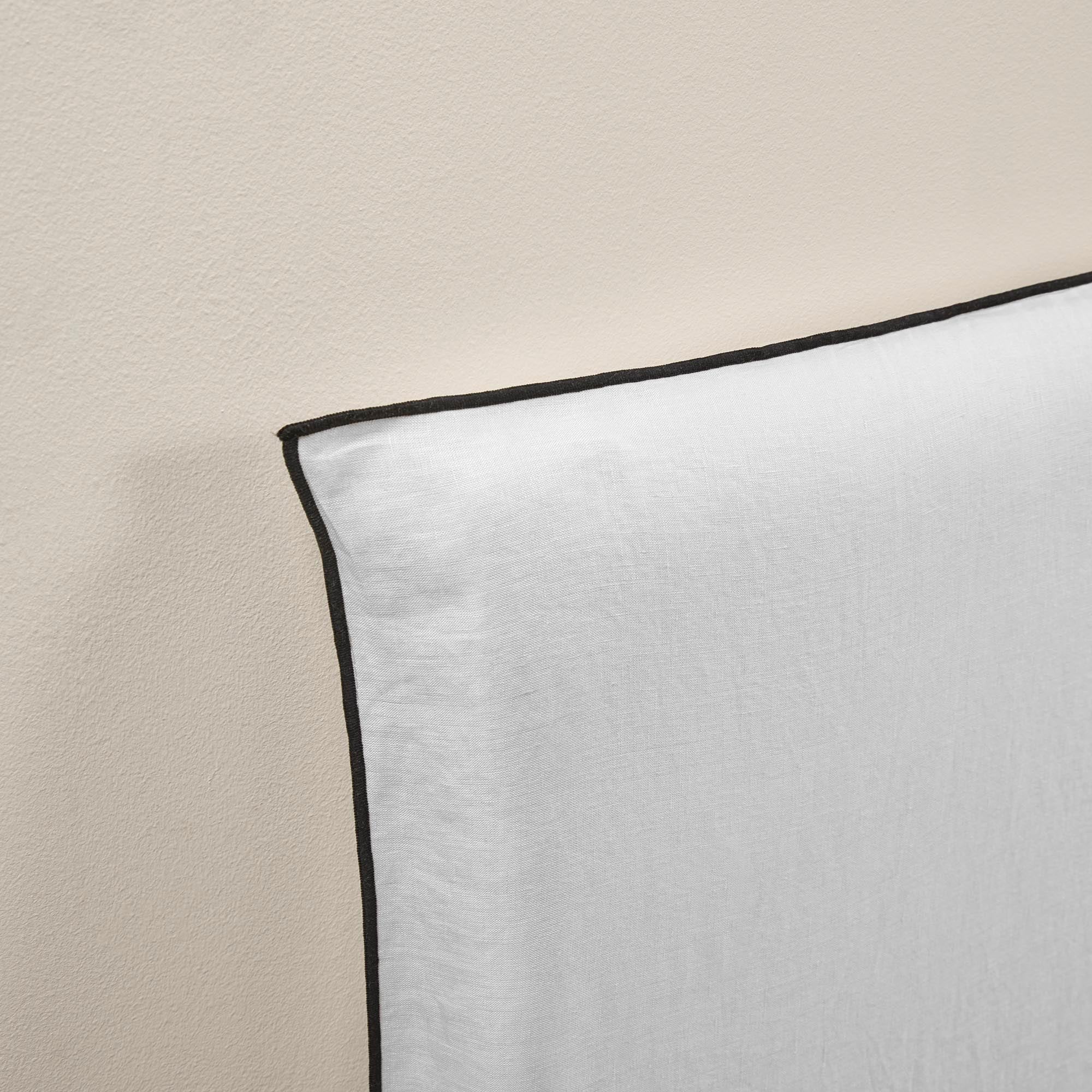 Housse de tête de lit CARLINA blanc pur et bourdon noir | mobile_slider