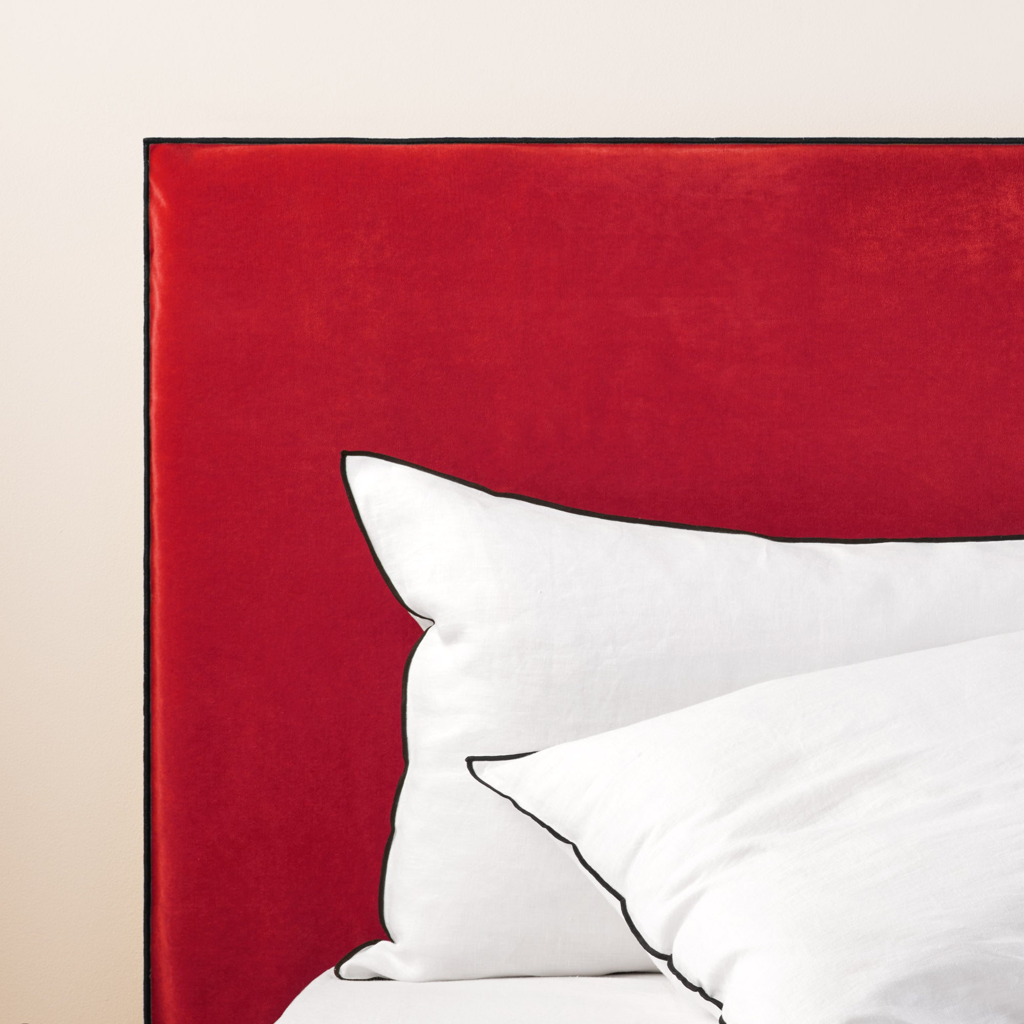 Housse de tête de lit DARIO rouge opéra et bourdon noir | mobile_slider