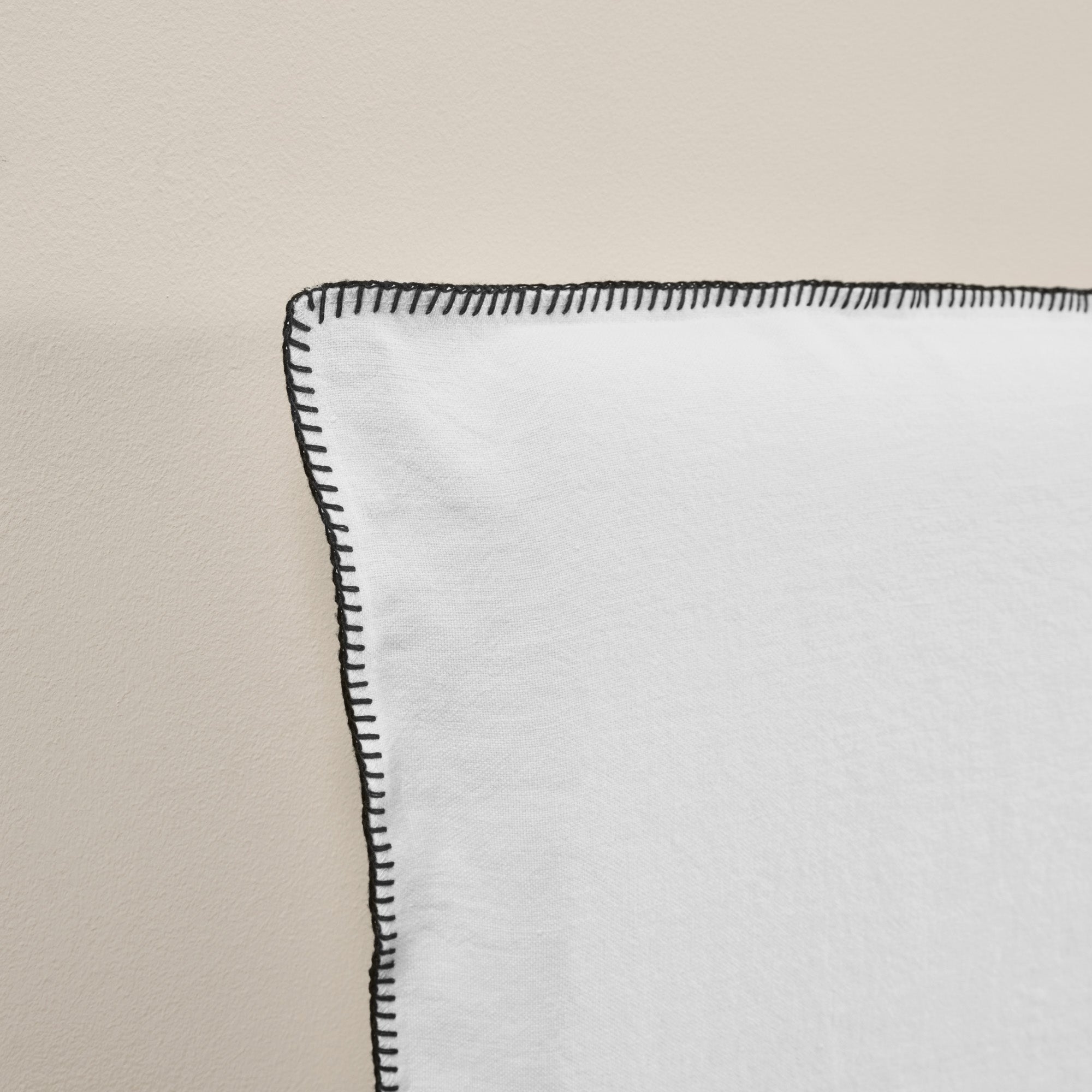 Housse de tête de lit NINO blanc minéral et feston noir