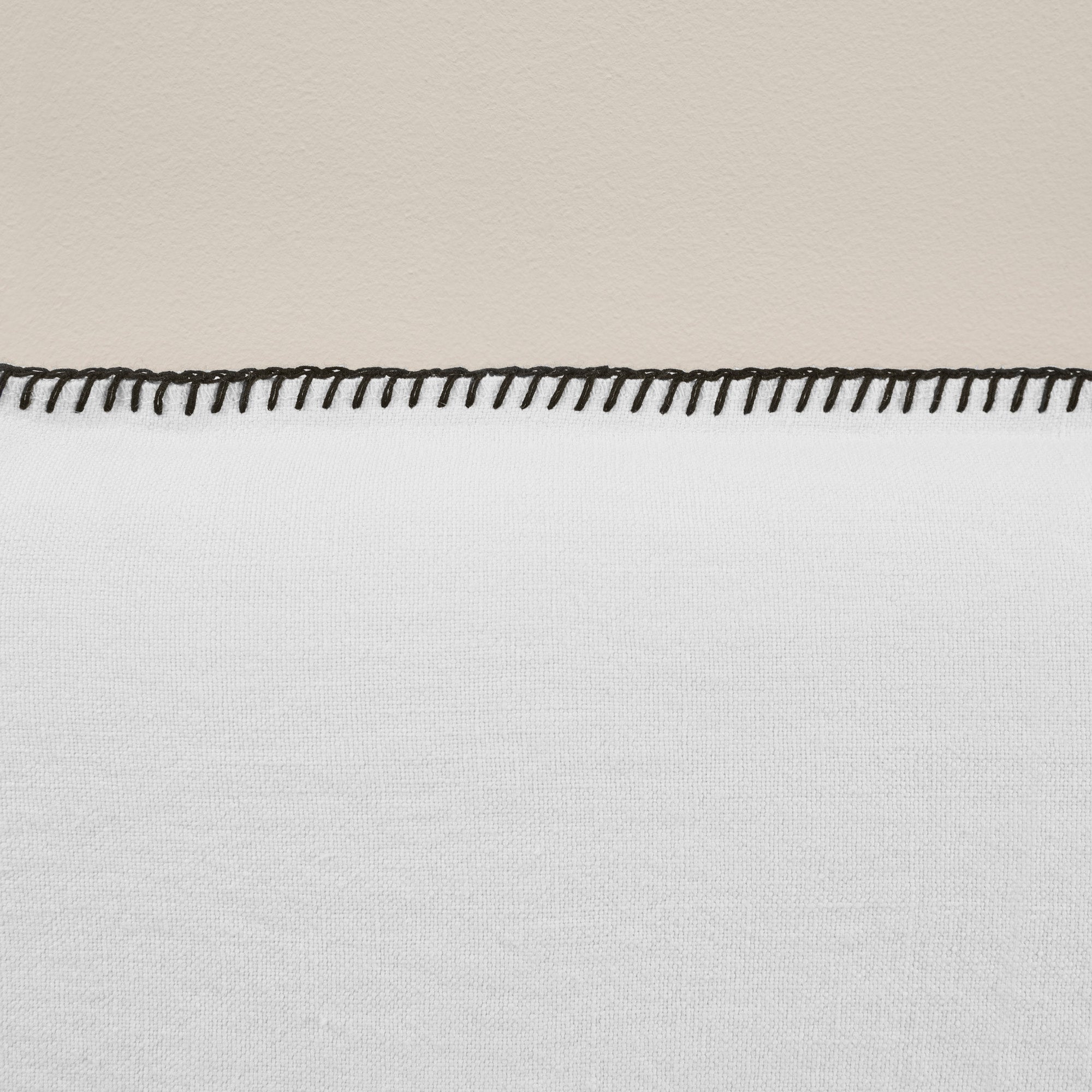 Housse de tête de lit NINO blanc minéral et feston noir