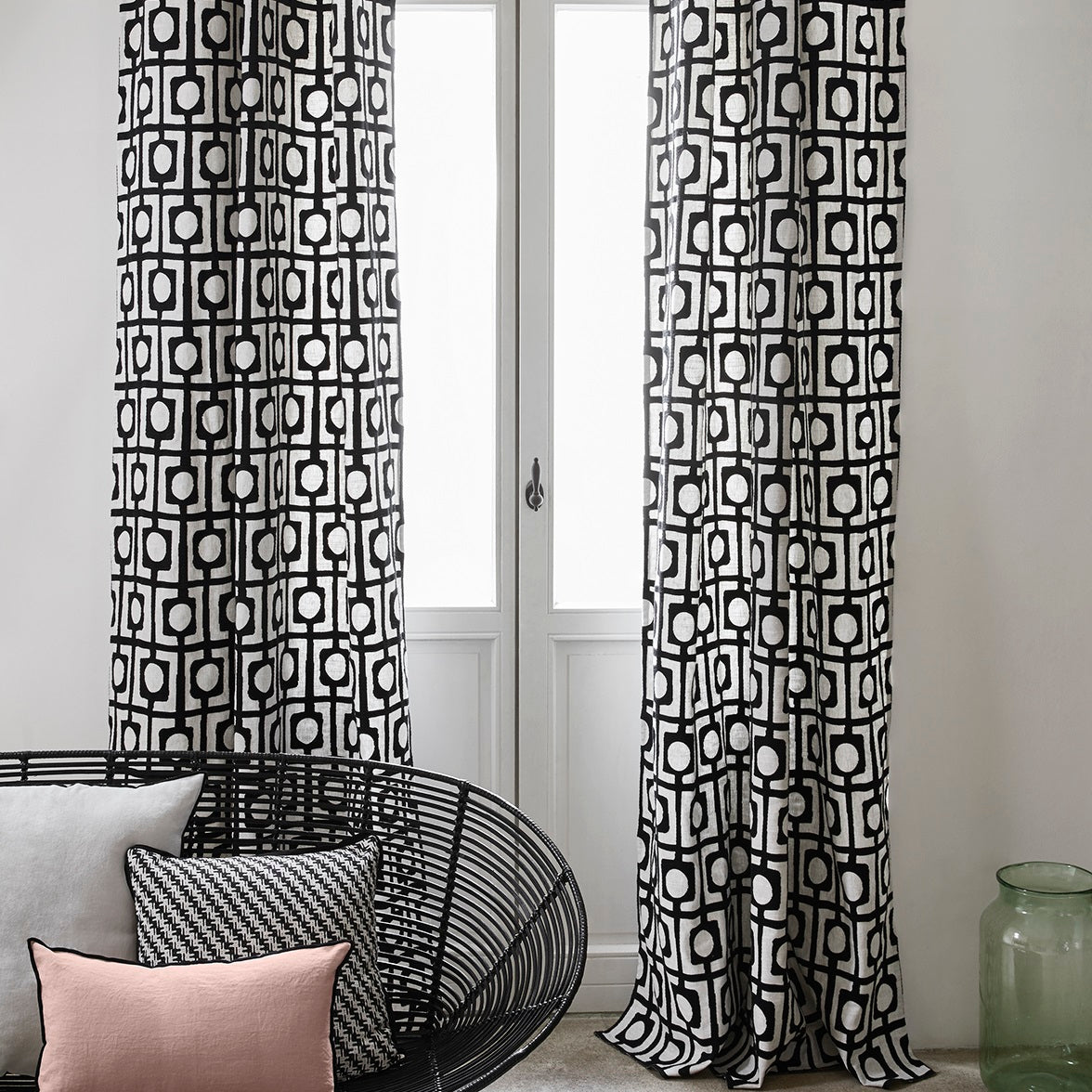 Gordijn met zwarte ringen Abstract naturel en zwart