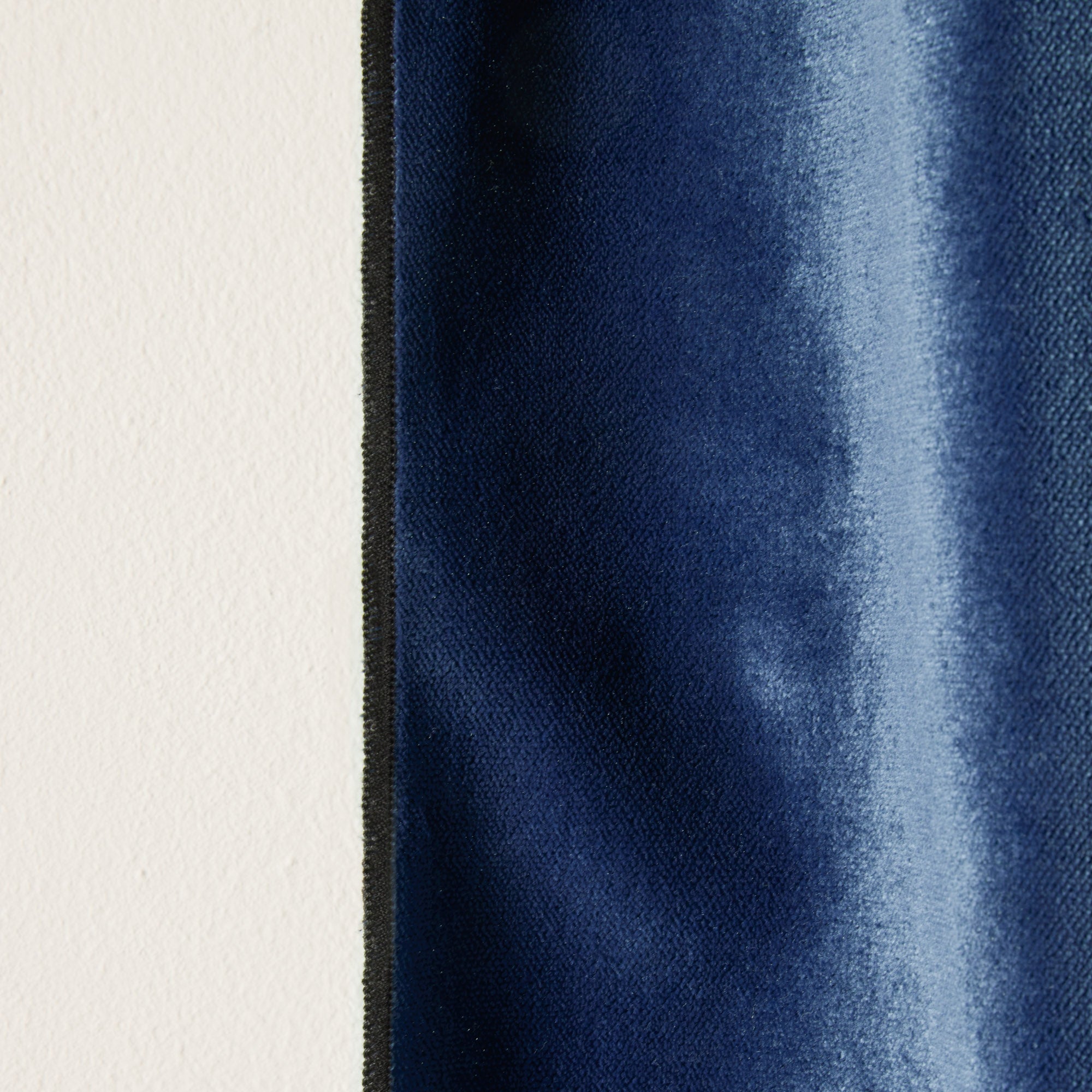 Rideau à oeillets noirs DARIO bleu nuit et bourdon noir | mobile_slider