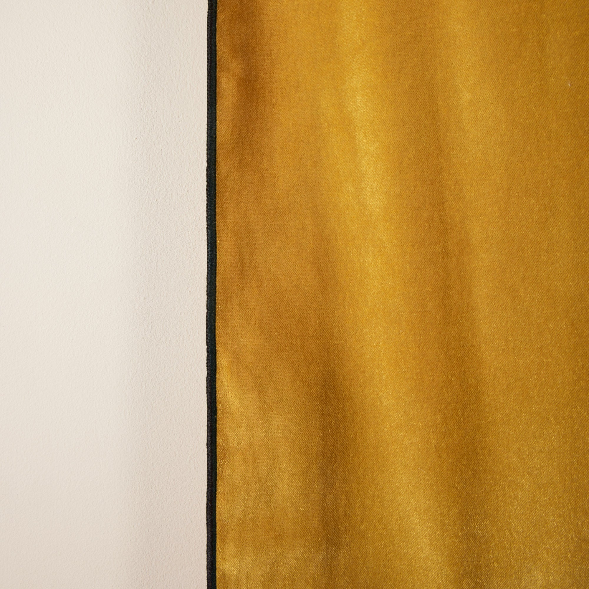 Rideau à oeillets noirs DARIO ocre et bourdon noir