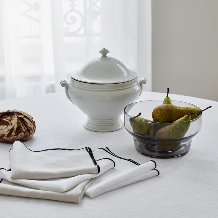 Serviette de table CARLINA blanc pur et bourdon noir