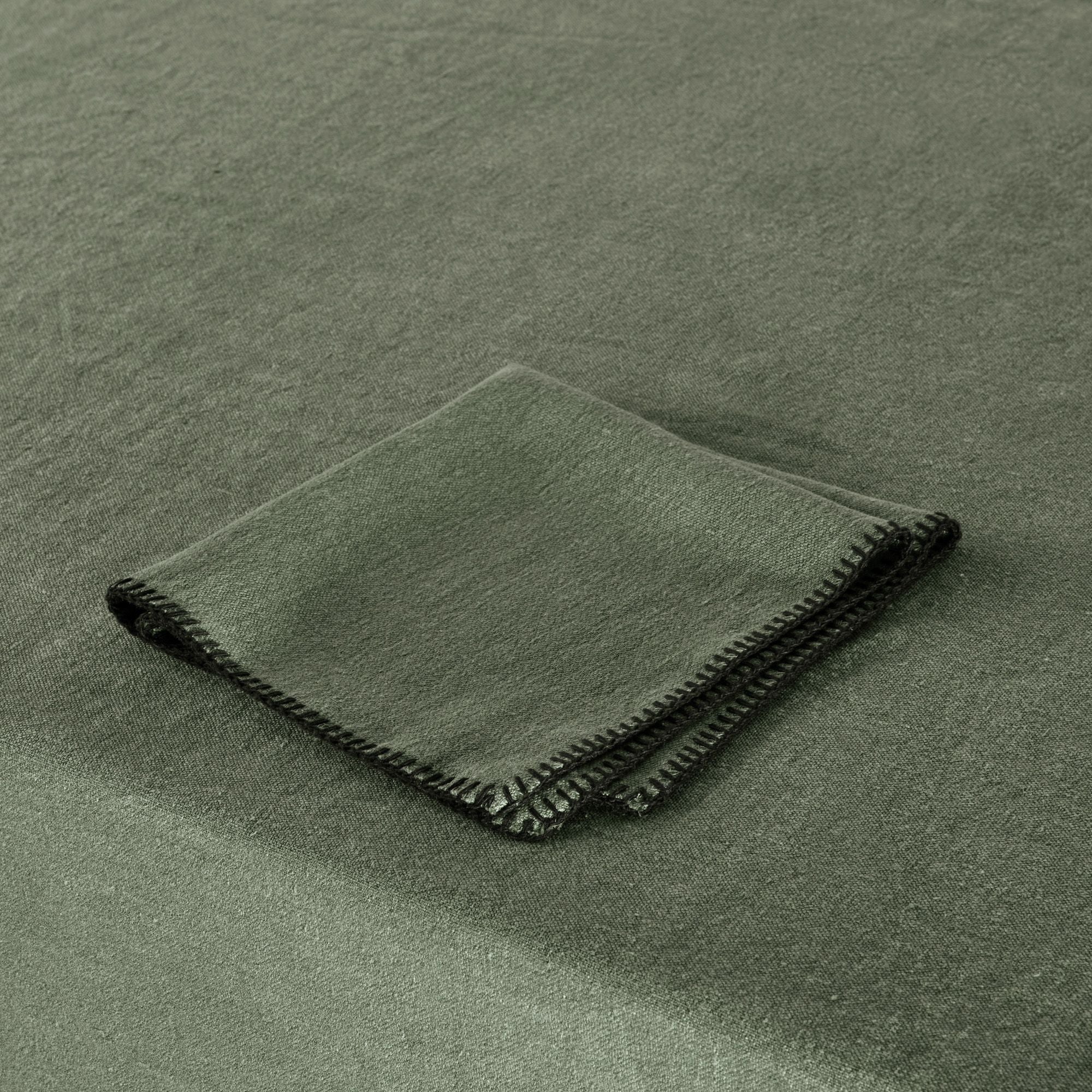 Serviette de table NINO kaki grisé et feston noir