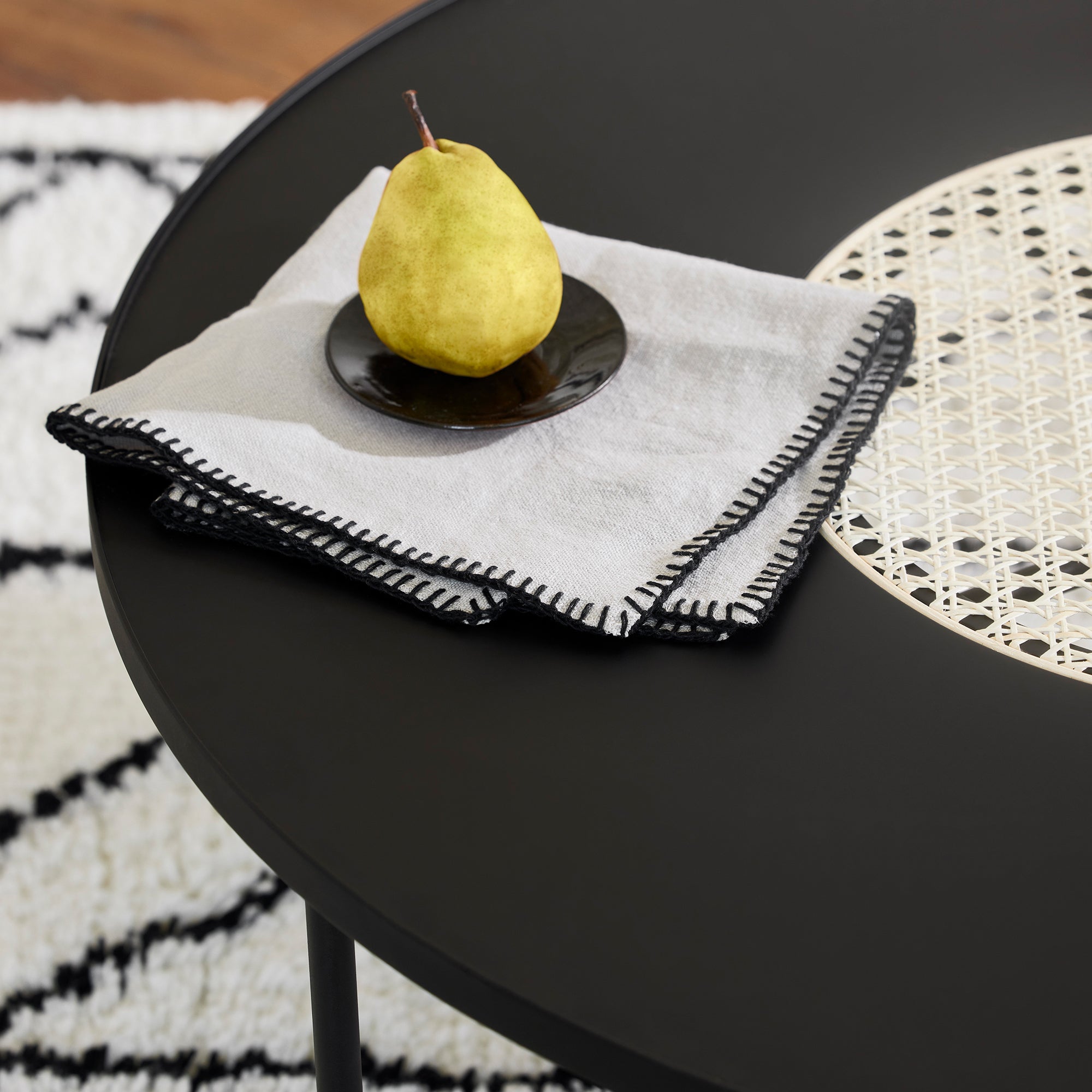Serviette de table NINO blanc minéral et feston noir